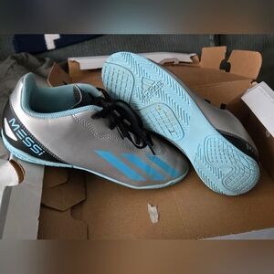 Youth indoor soccer shoes size 4.5 Messi